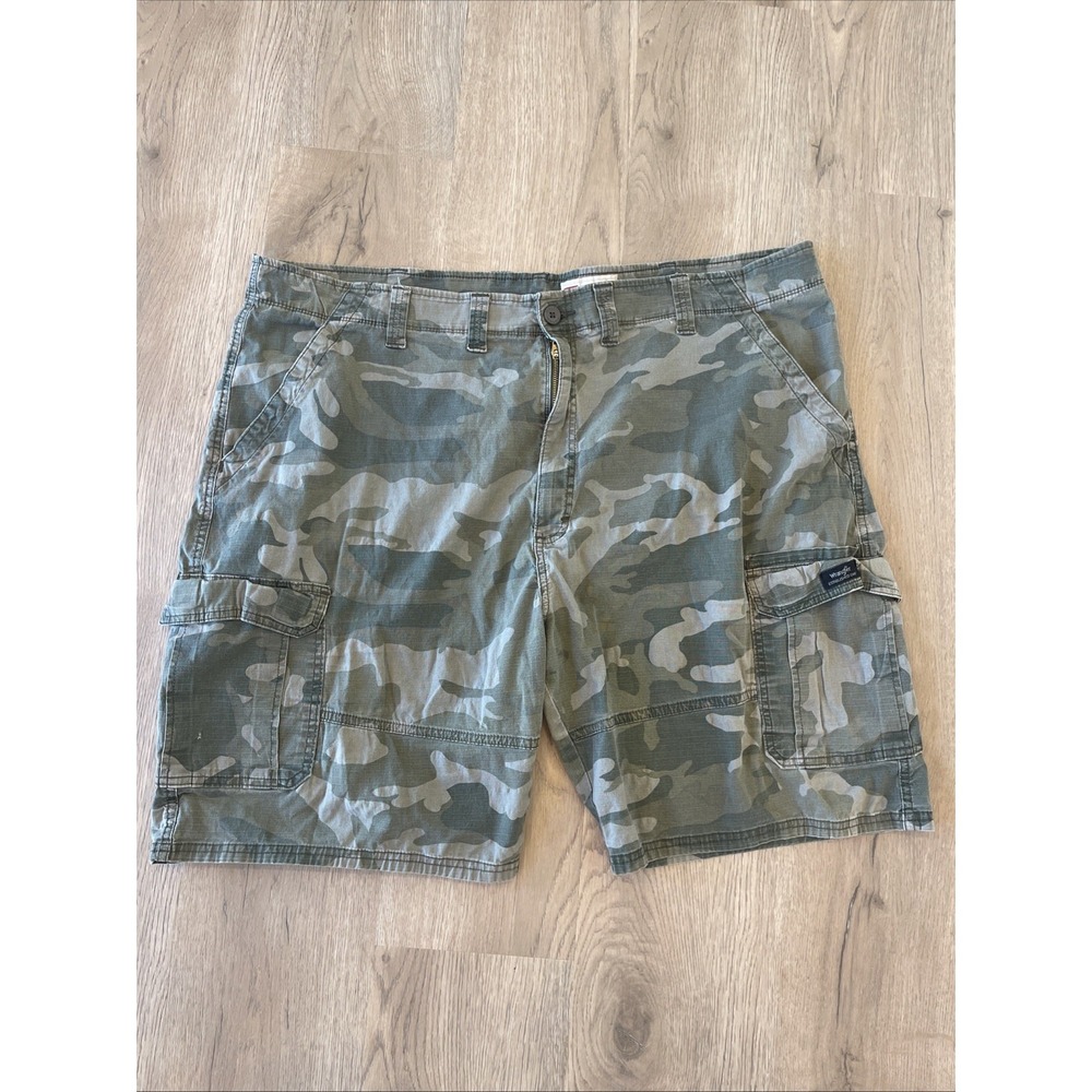 Men's Gray Wrangler Camouflage Cargo Shorts Size 44